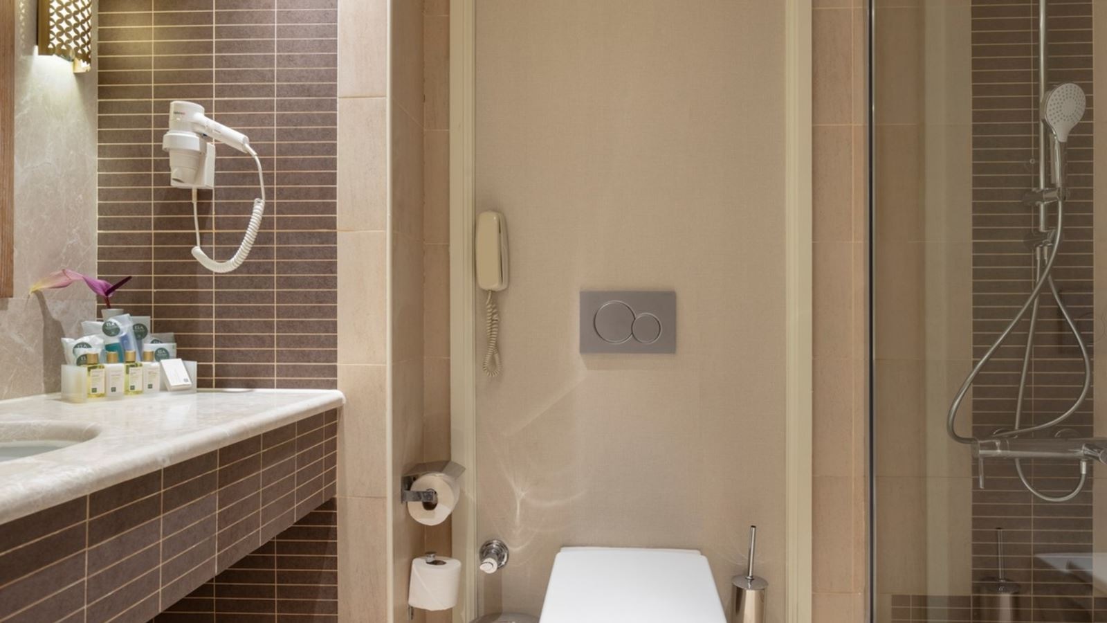 rooms-lake-house-pool-view