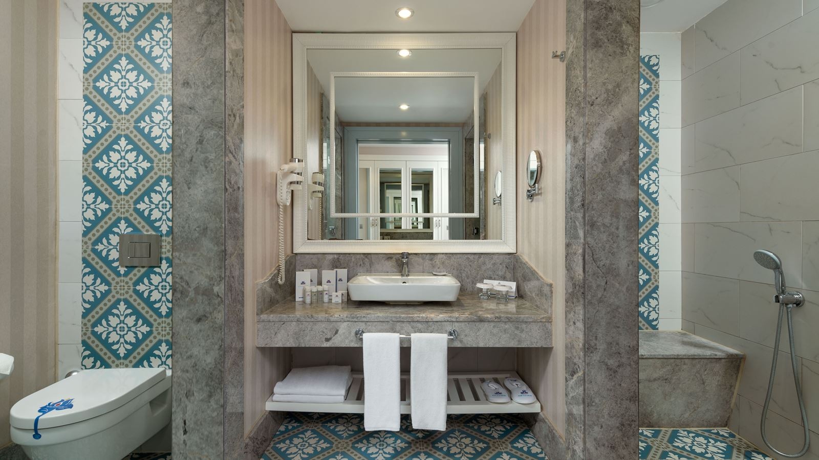 rooms-deluxe-room-sea-view
