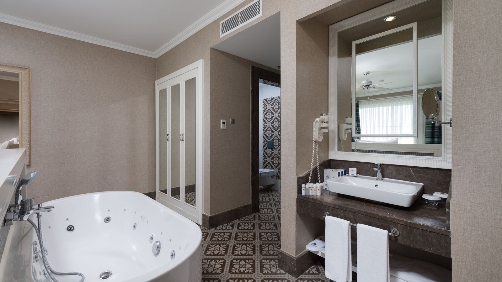 rooms-deluxe-room-with-jakuzzi