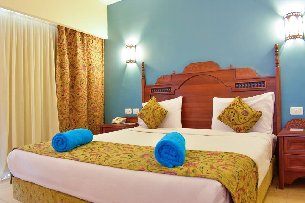 rooms-family-room-garden-view