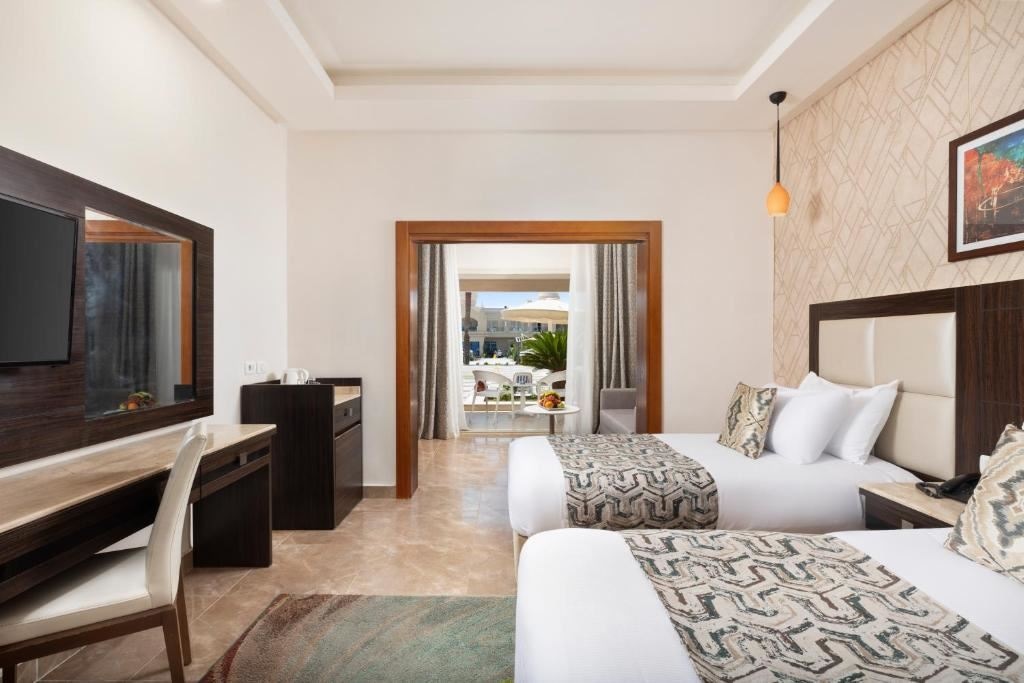 rooms-family-room-sliding-door-pool--garden-view-ex-family-room-bunkbed