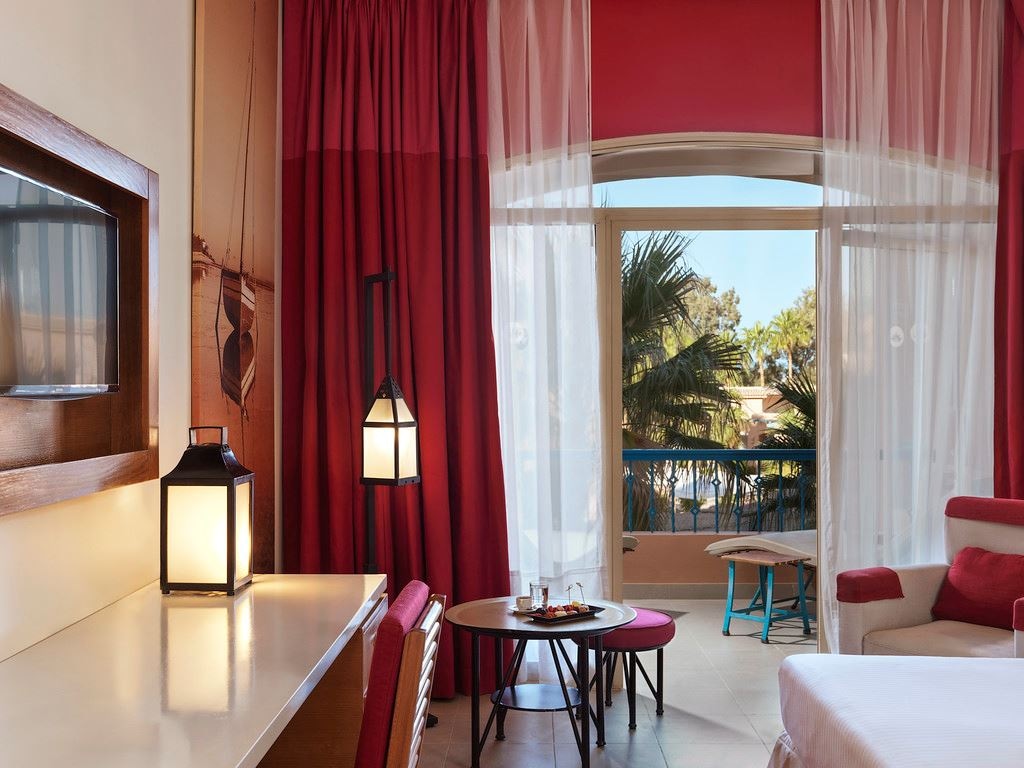 rooms-premium-pool-view