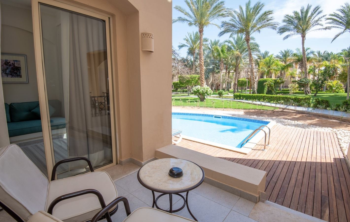 rooms-swim-up-room