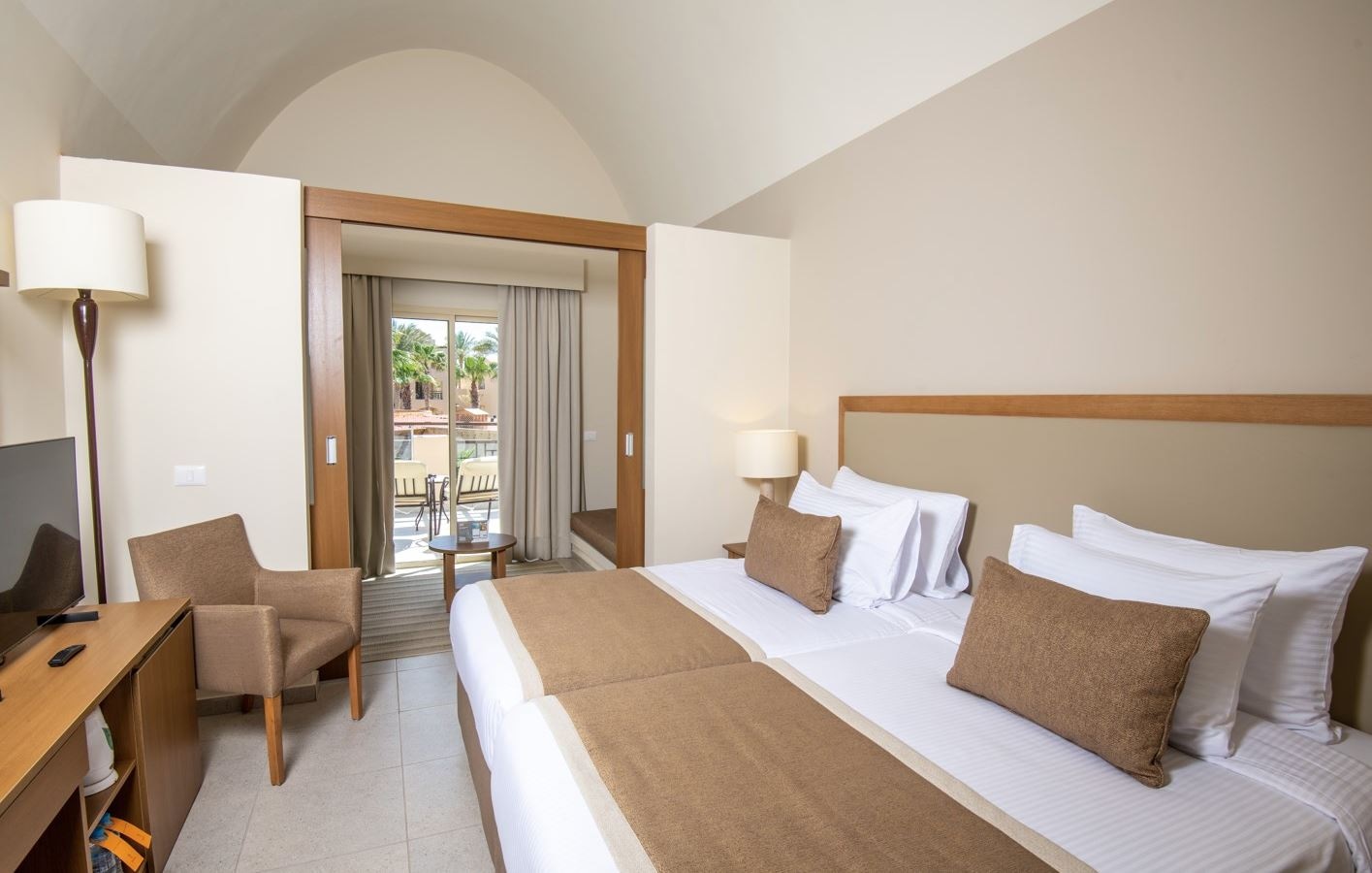 rooms-family-deluxe-room-sea-view-twin-bed