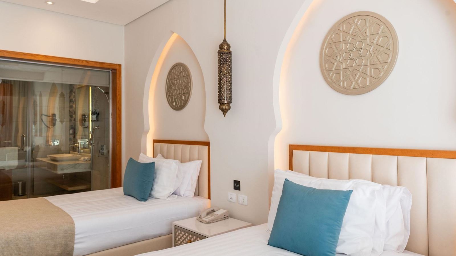 rooms-posh-suite-pool-view