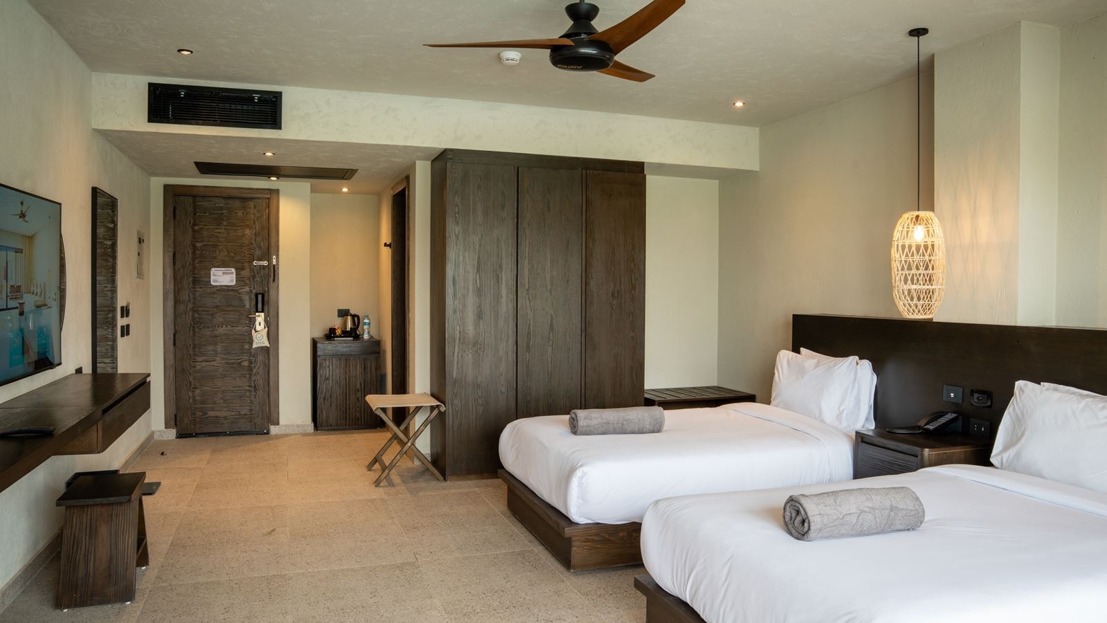 rooms-double-room-superior-pool-view