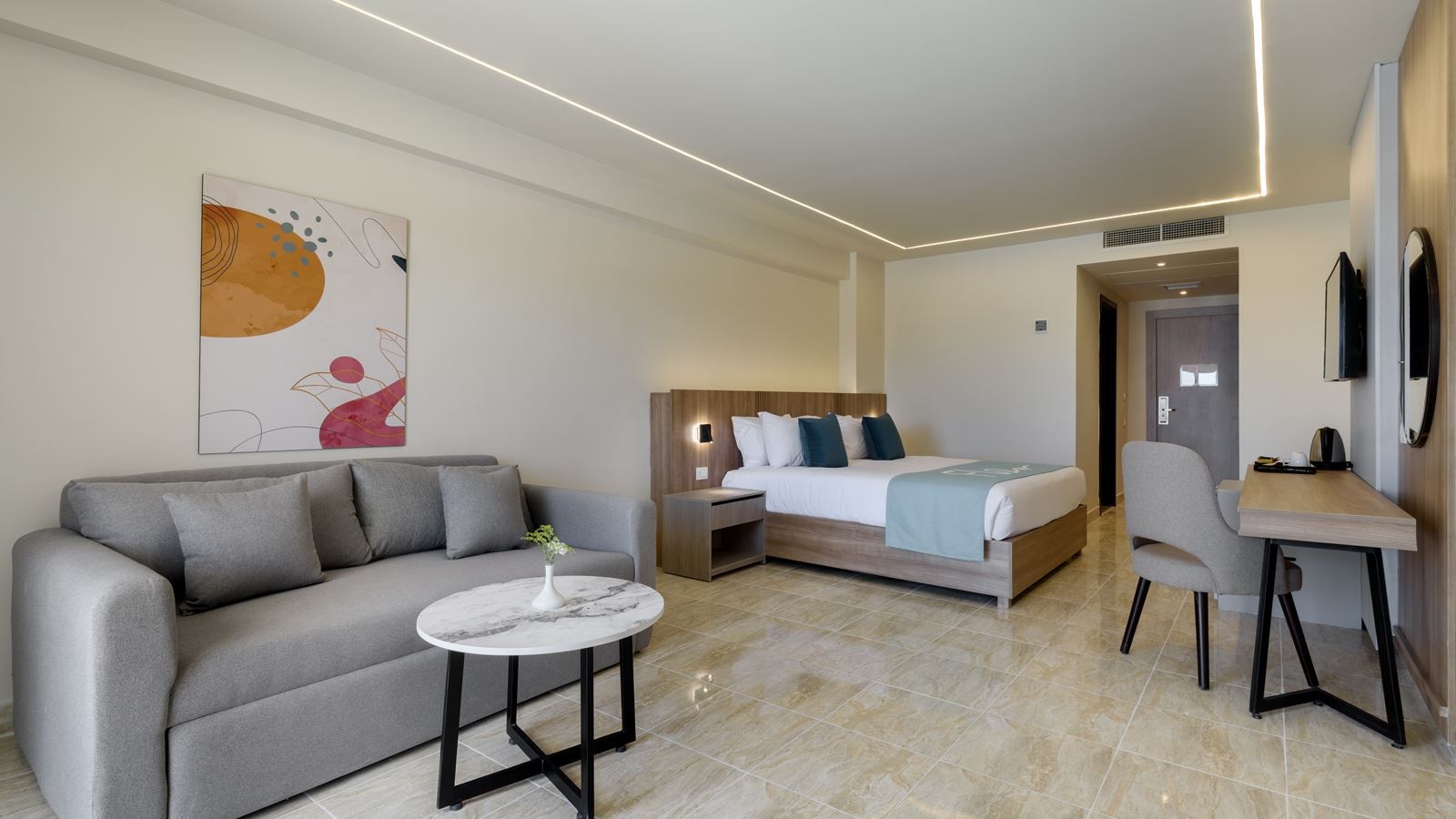 rooms-family-suit-pool-view