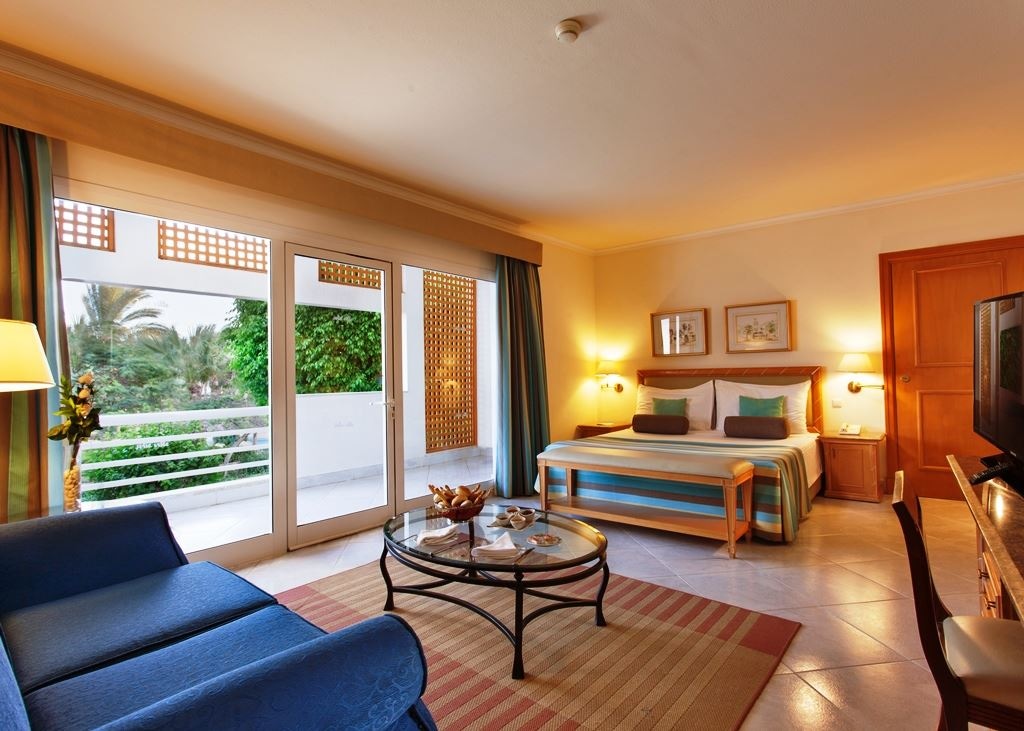 rooms-superior-room-pool--sea-view