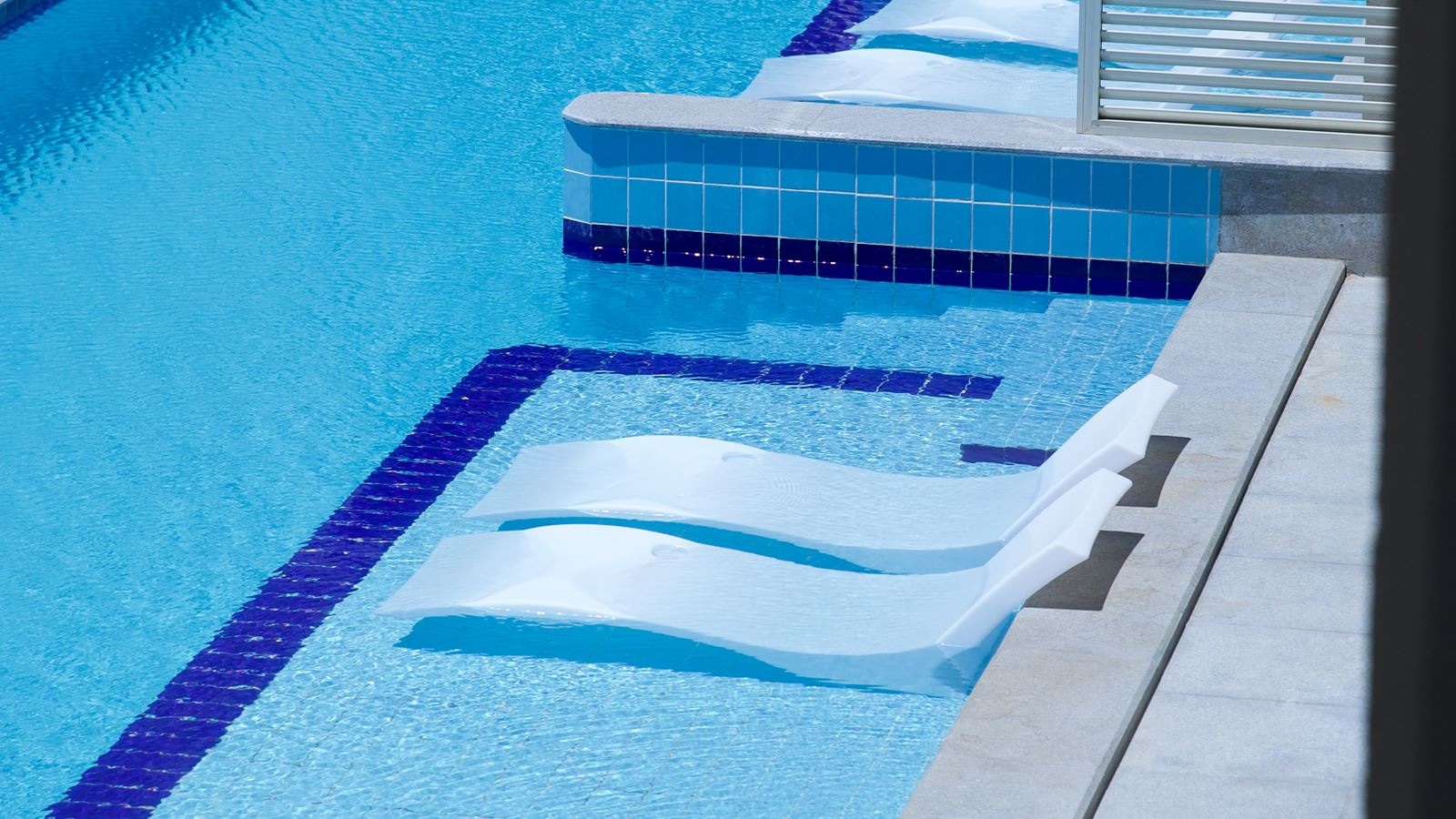 rooms-swim-up-superior-+18