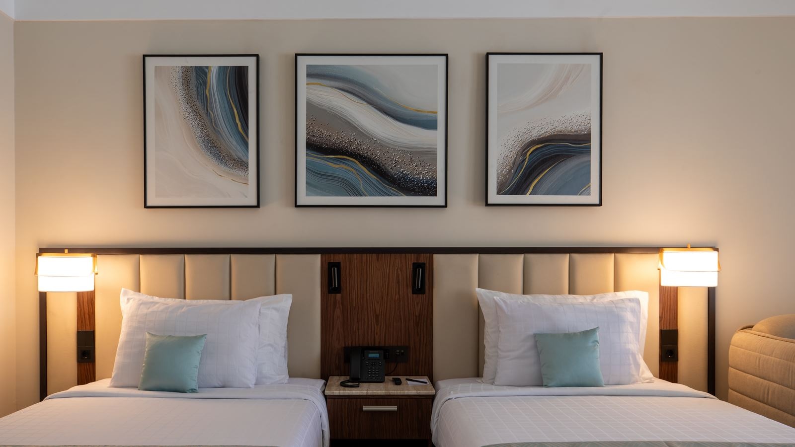 rooms-coral-grand-club-room-beach-front-view-vip-amenities