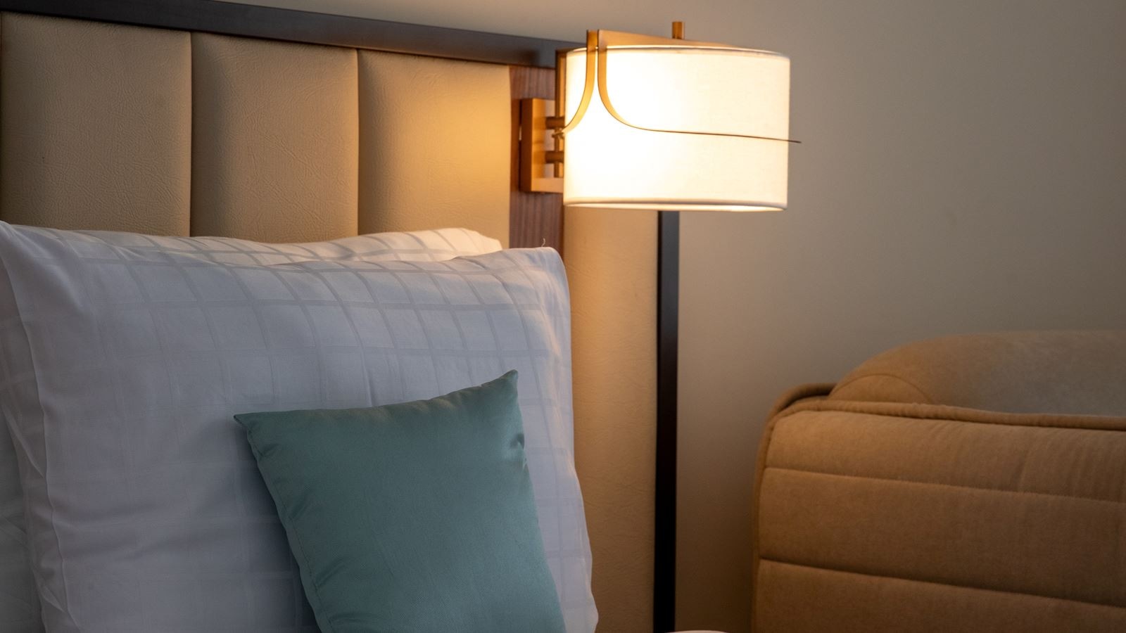rooms-coral-superior-room-avenue-view