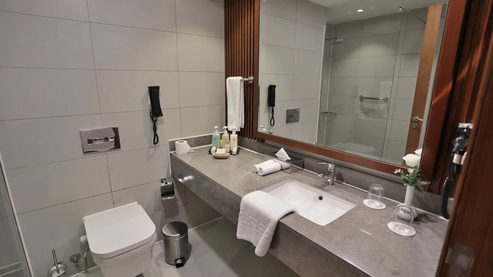 rooms-family-room-seapool-view