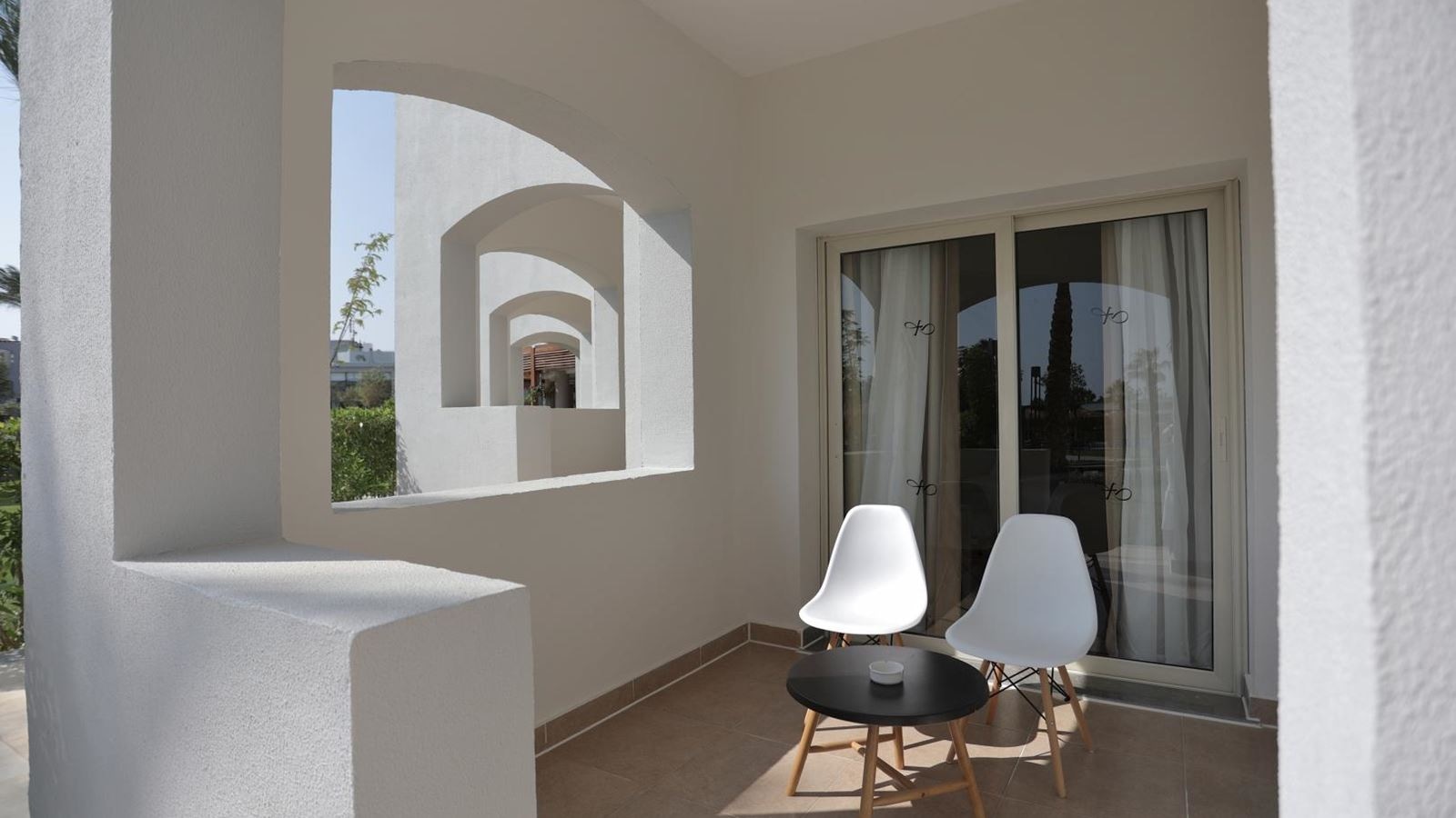 rooms-family-room-seapool-view