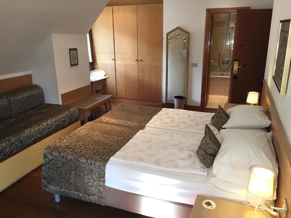 rooms-classic-room