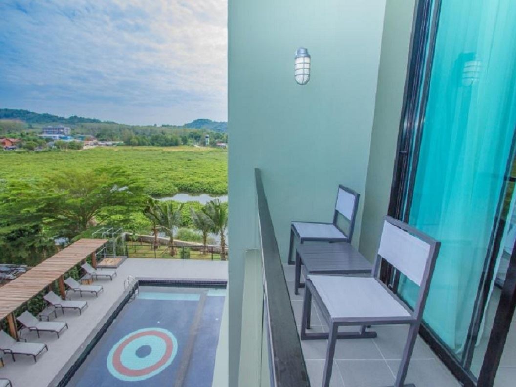 rooms-deluxe-pool-view