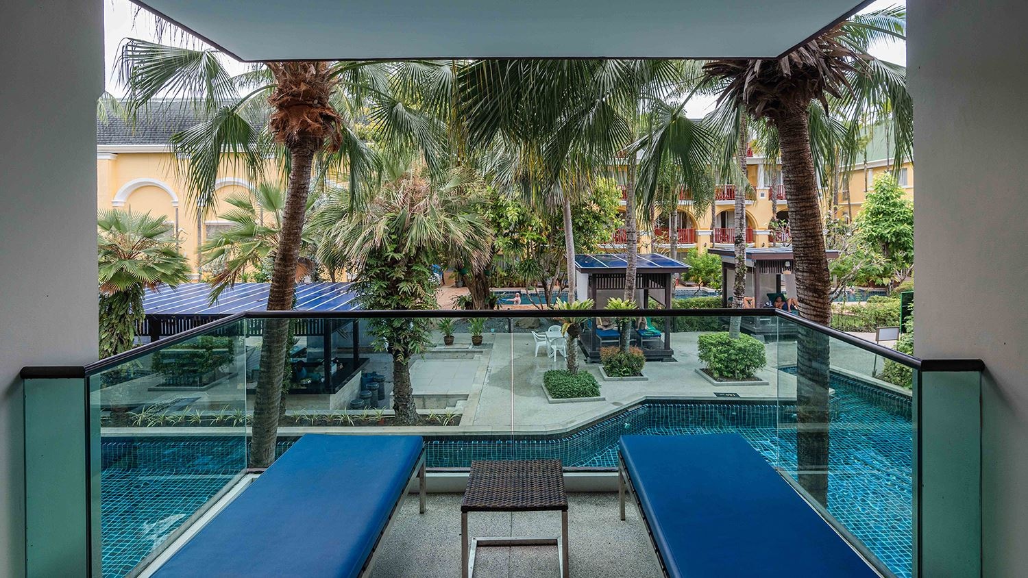 rooms-sunset-deluxe-pool-view