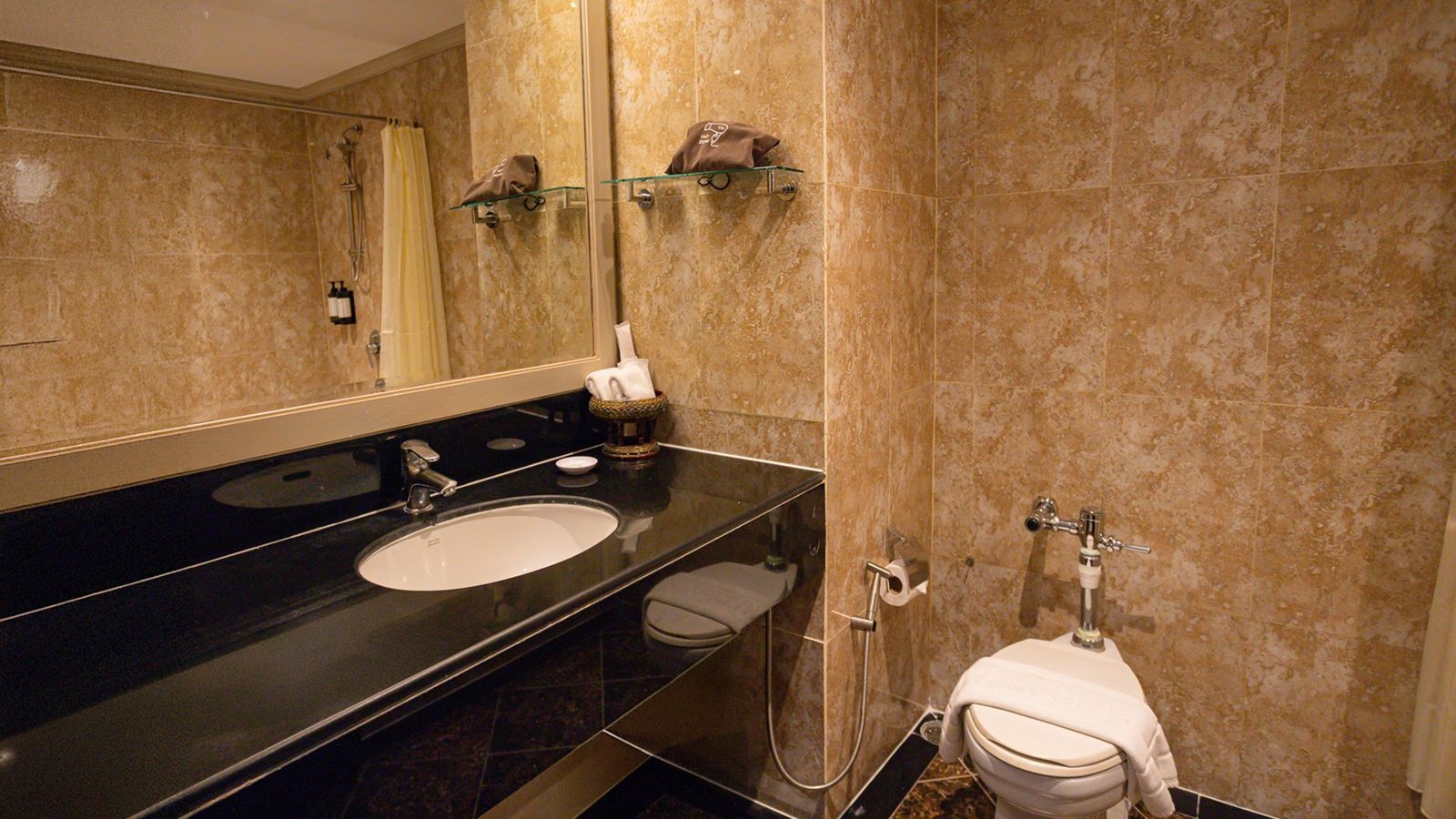 rooms-deluxe-pool-view-room