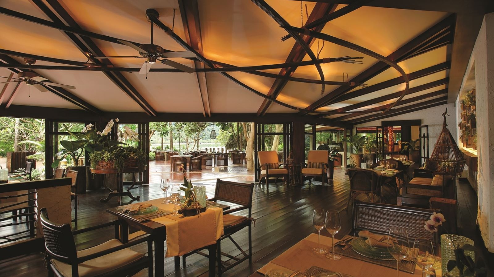 restaurants-raya-dining