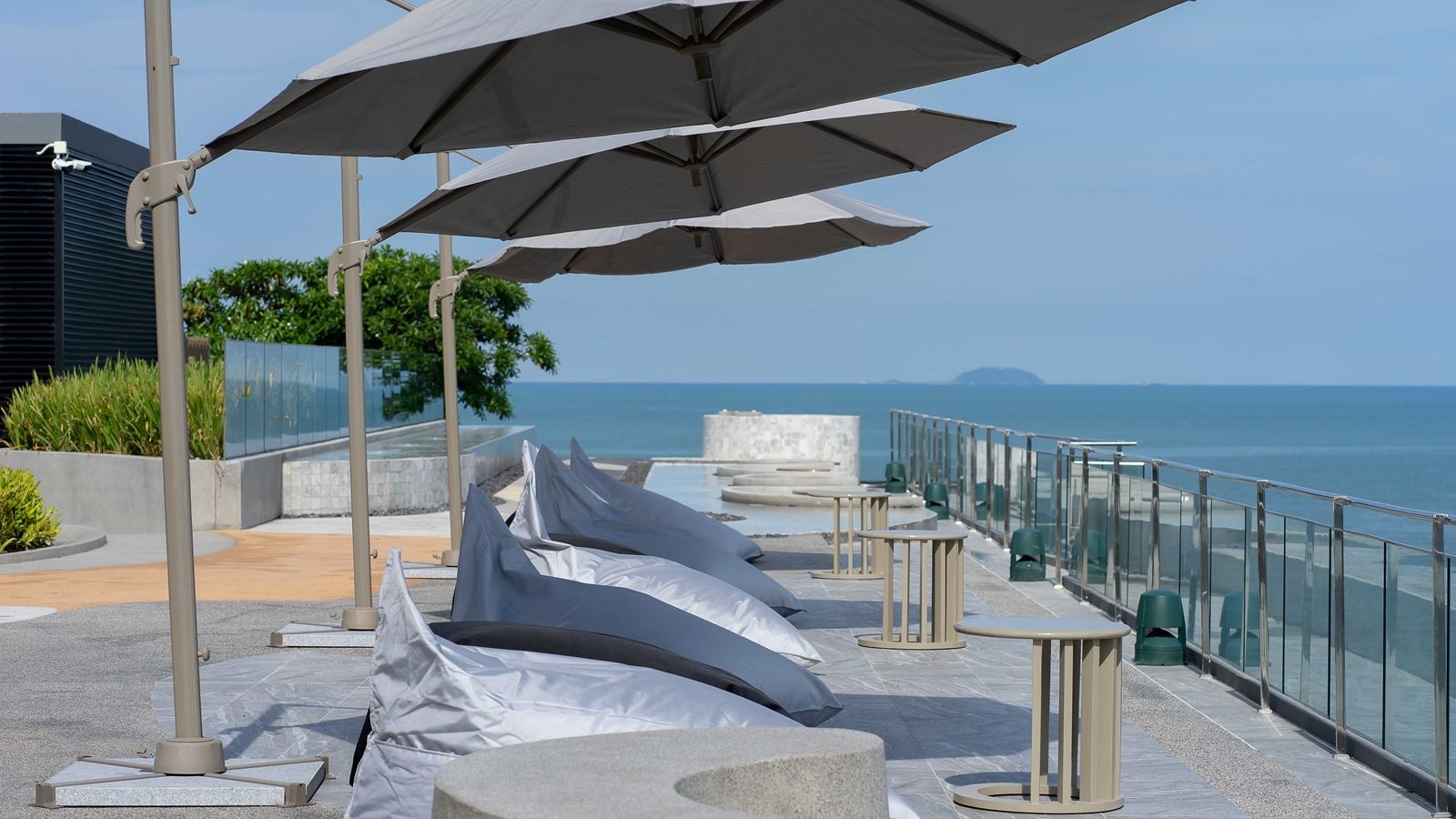 restaurants-the-rooftop-pool-bar