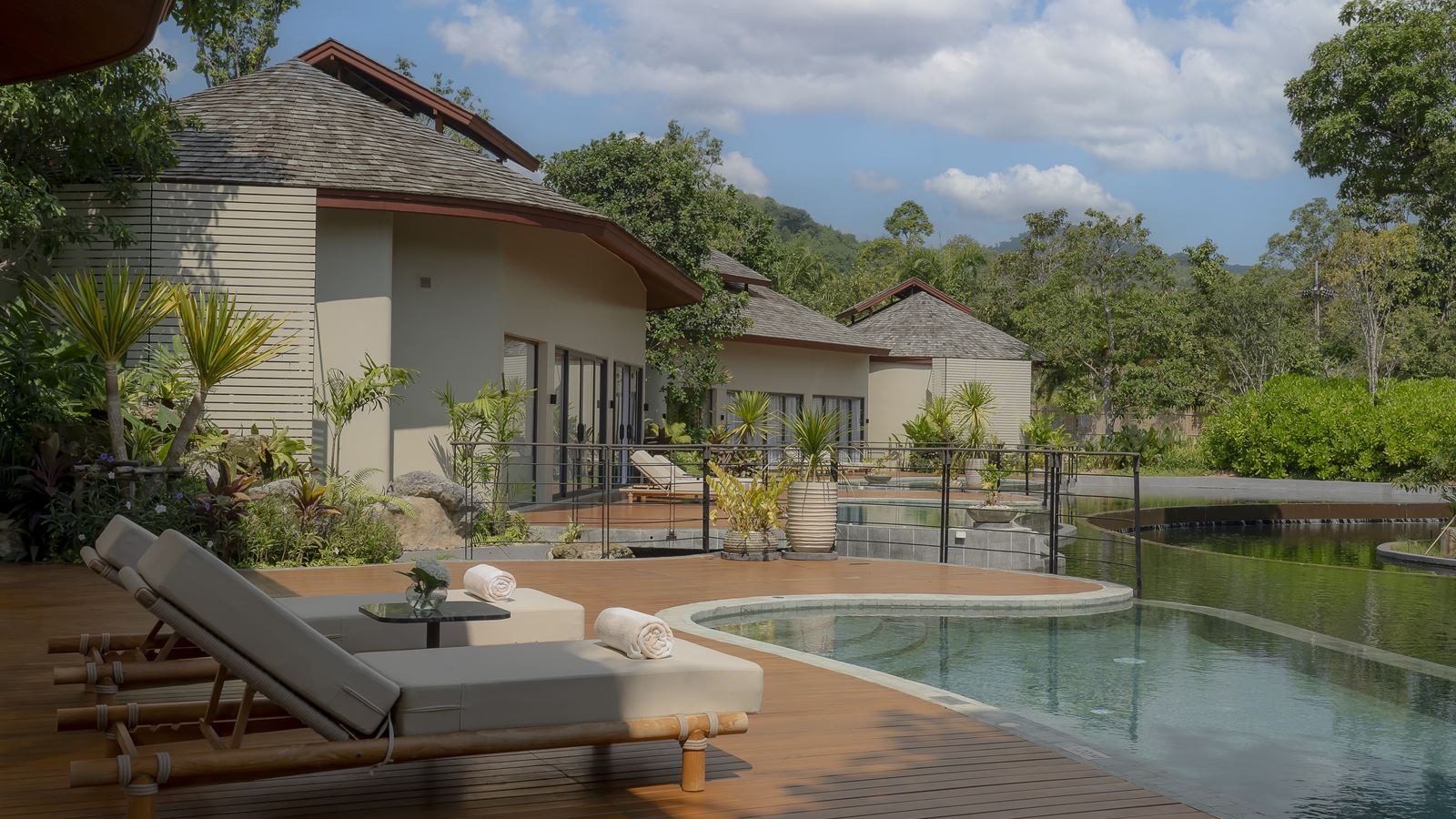 rooms-lagoon-pool-villa