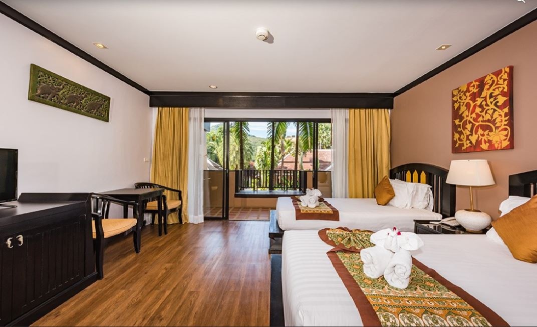 rooms-pool-view