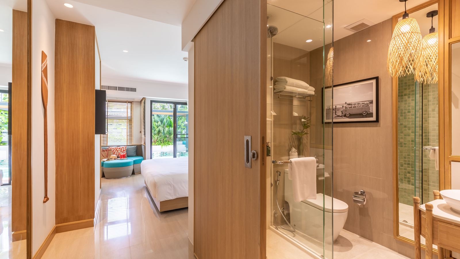 rooms-deluxe-pool-access-room-king-bed