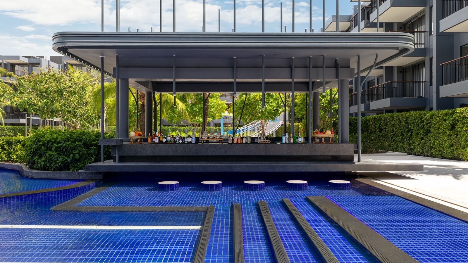 bars-splash-pool-bar