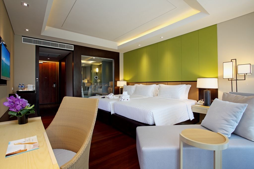 rooms-deluxe-pool-1st-child-sharing-bed
