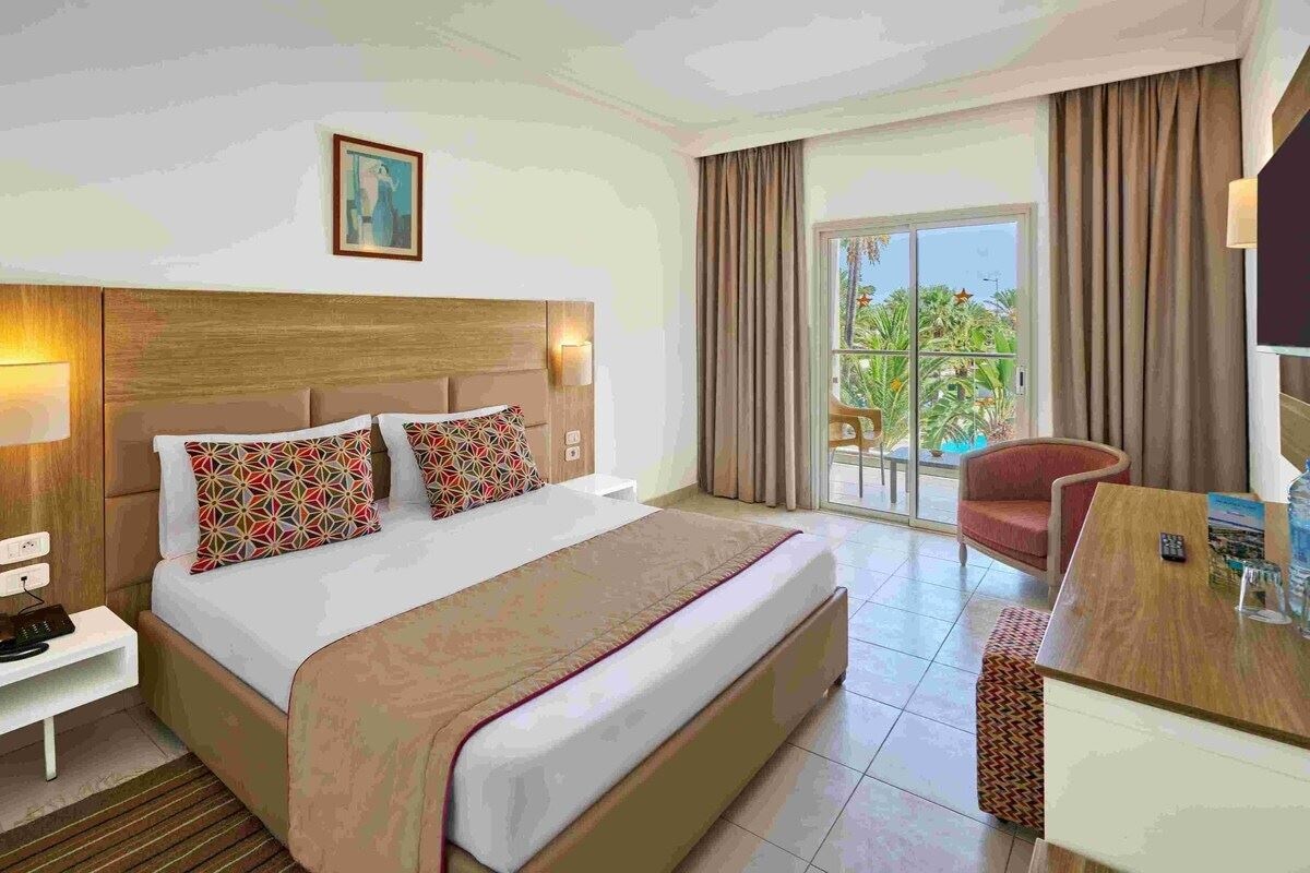 rooms-room-standard-pool-view