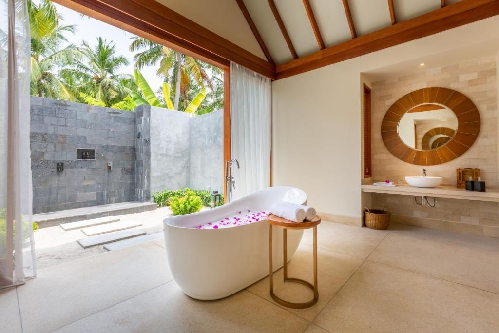 rooms-twobedrooms-beach-residence-with-pool