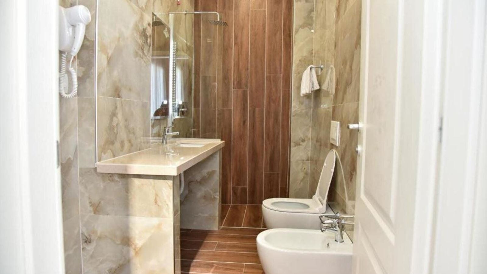rooms-singleuse-room-balcony