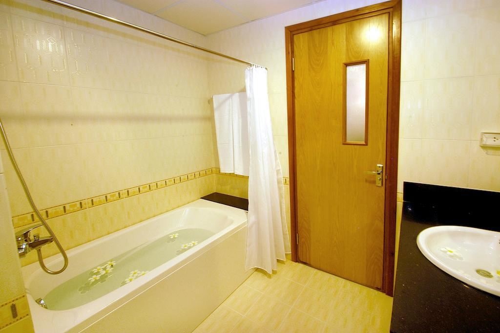 rooms-junior-suite-sea-view-with-balcony