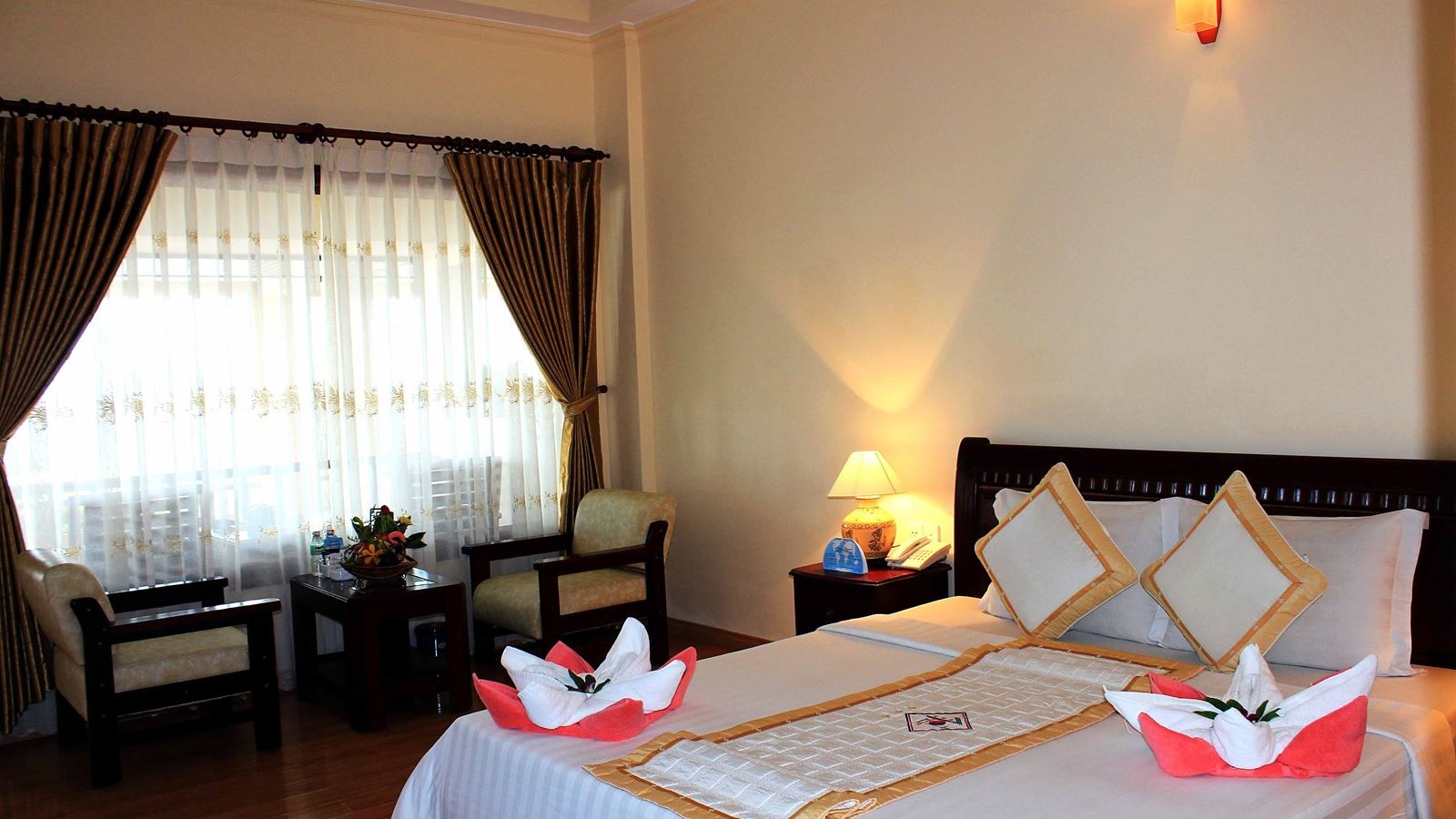 rooms-room-deluxe-pool-view-at-hill-side-with-balcony