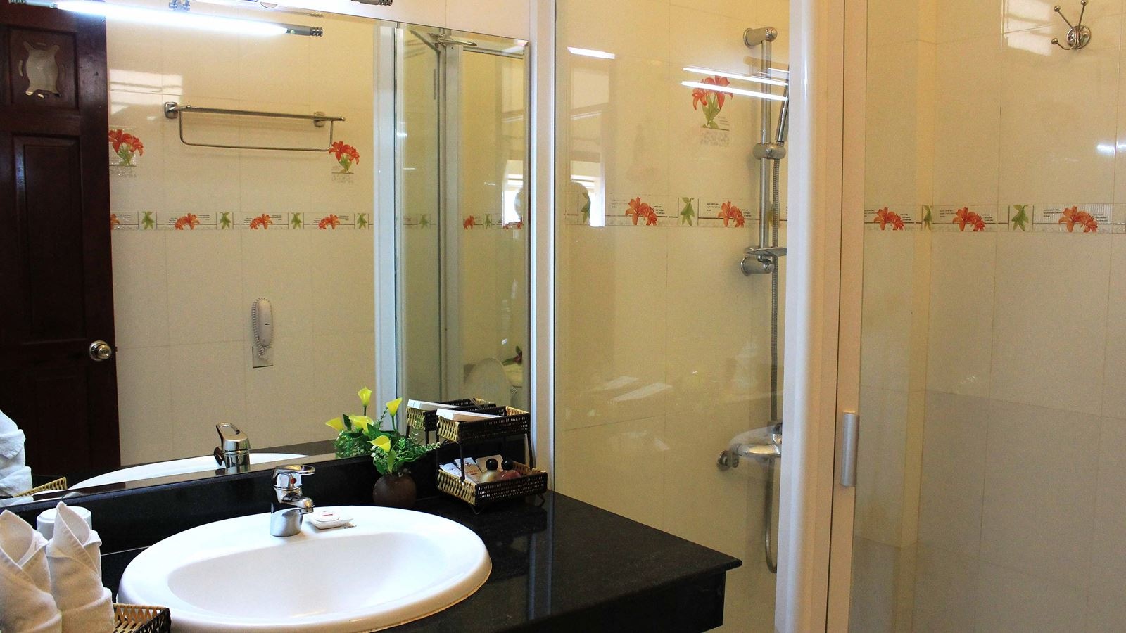 rooms-room-deluxe-seaview-at-hill-side-with-balcony