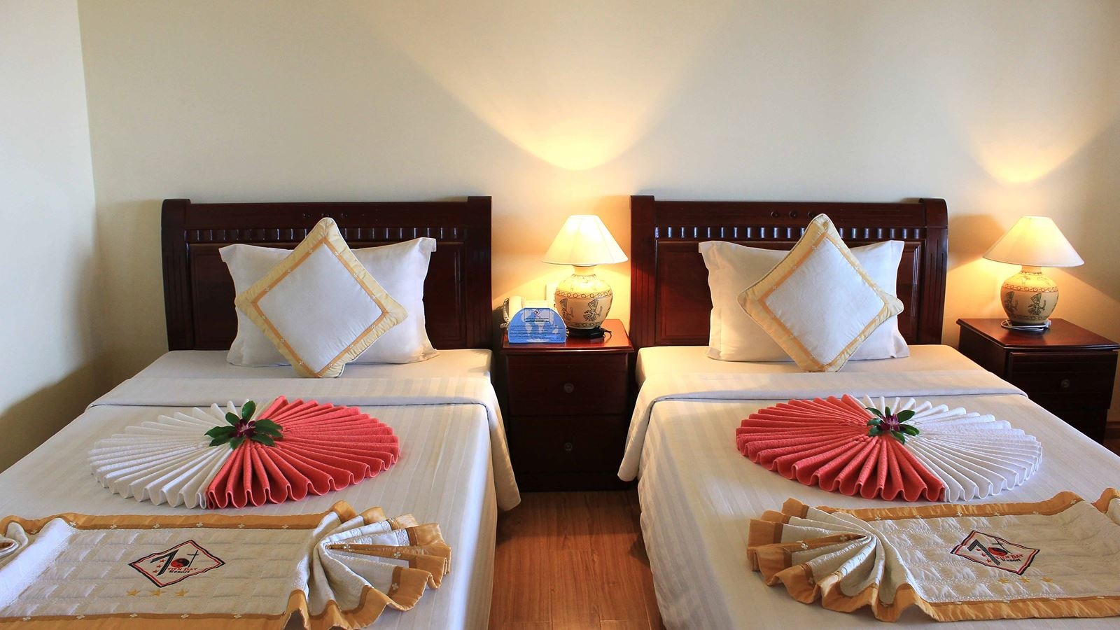 rooms-room-deluxe-seaview-at-hill-side-with-balcony