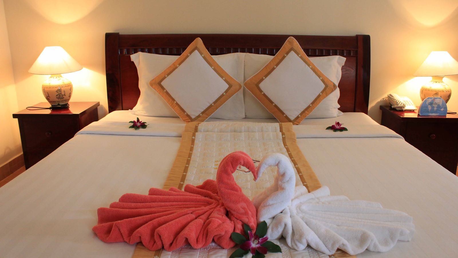 rooms-room-deluxe-beach-front-at-sea-side-with-balcony