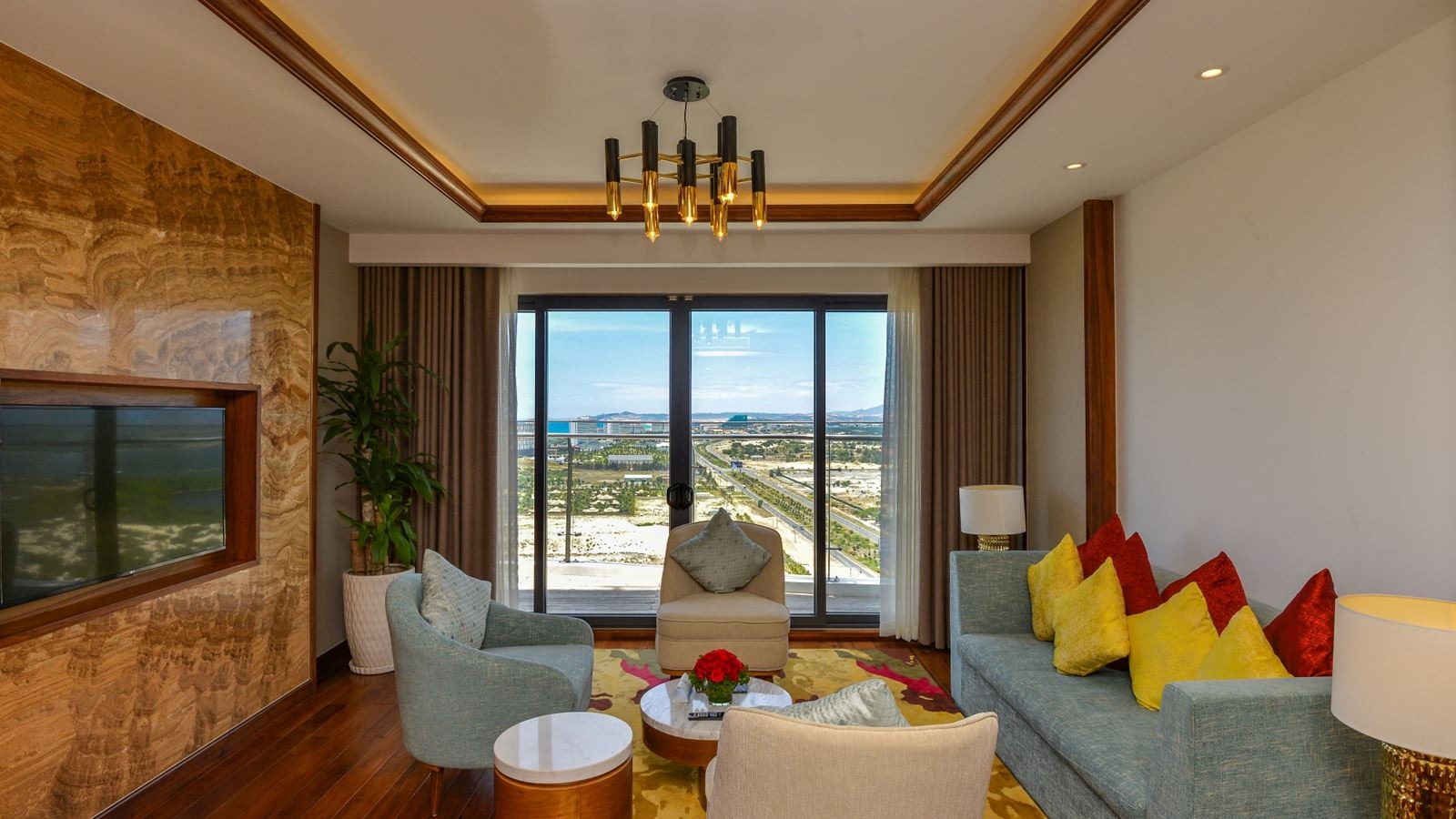 rooms-sky-suite-with-balcony