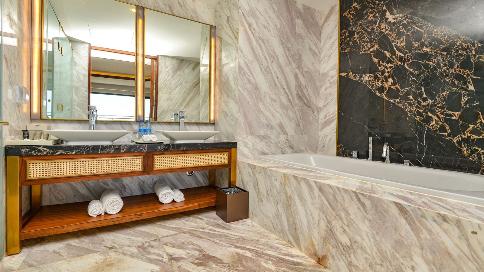 rooms-sky-suite-ocean-view-with-balcony