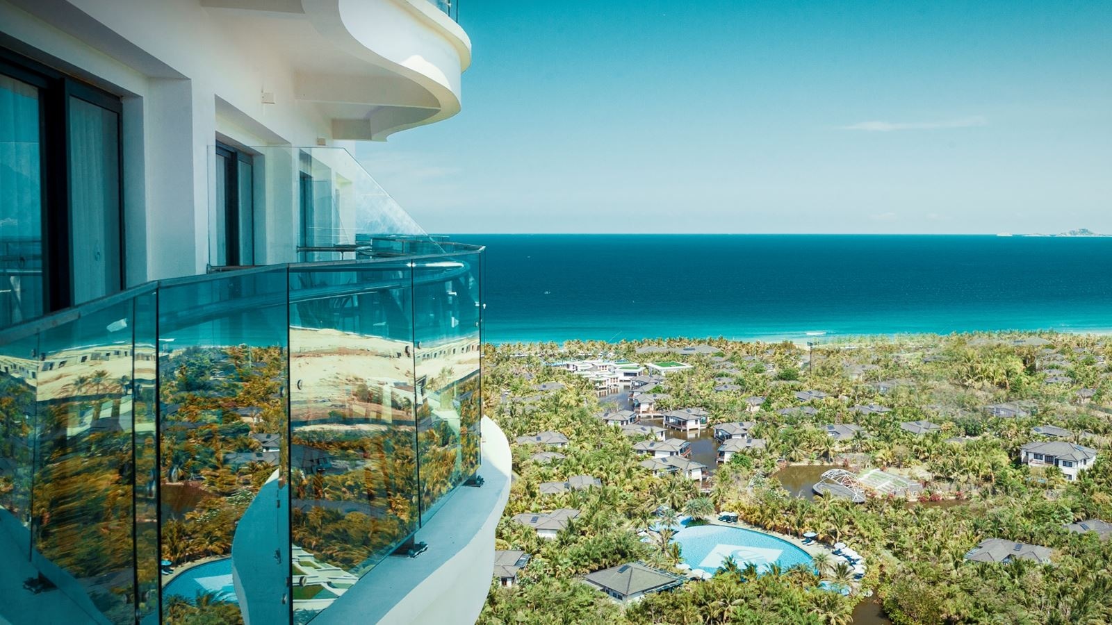 rooms-deluxe-sky-with-balcony-child-without-extra-bed