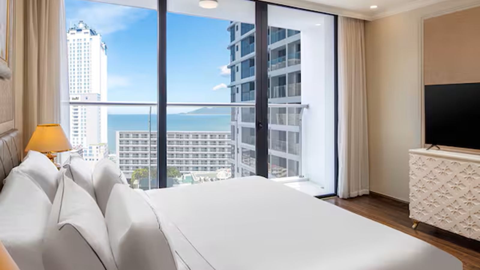 rooms-deluxe-room