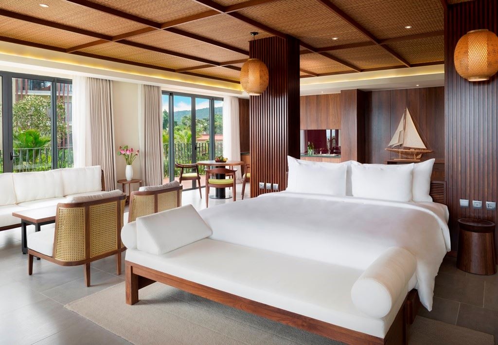 rooms-moonrise-suite-with-balcony