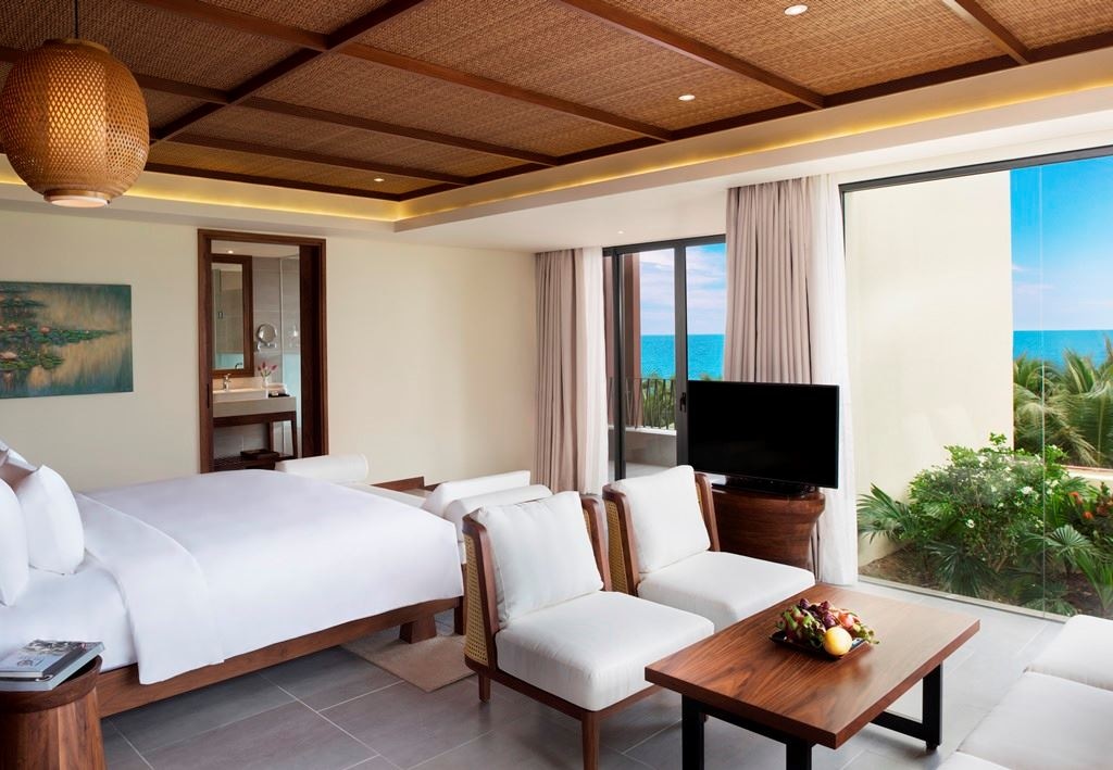 rooms-moonrise-suite-with-balcony