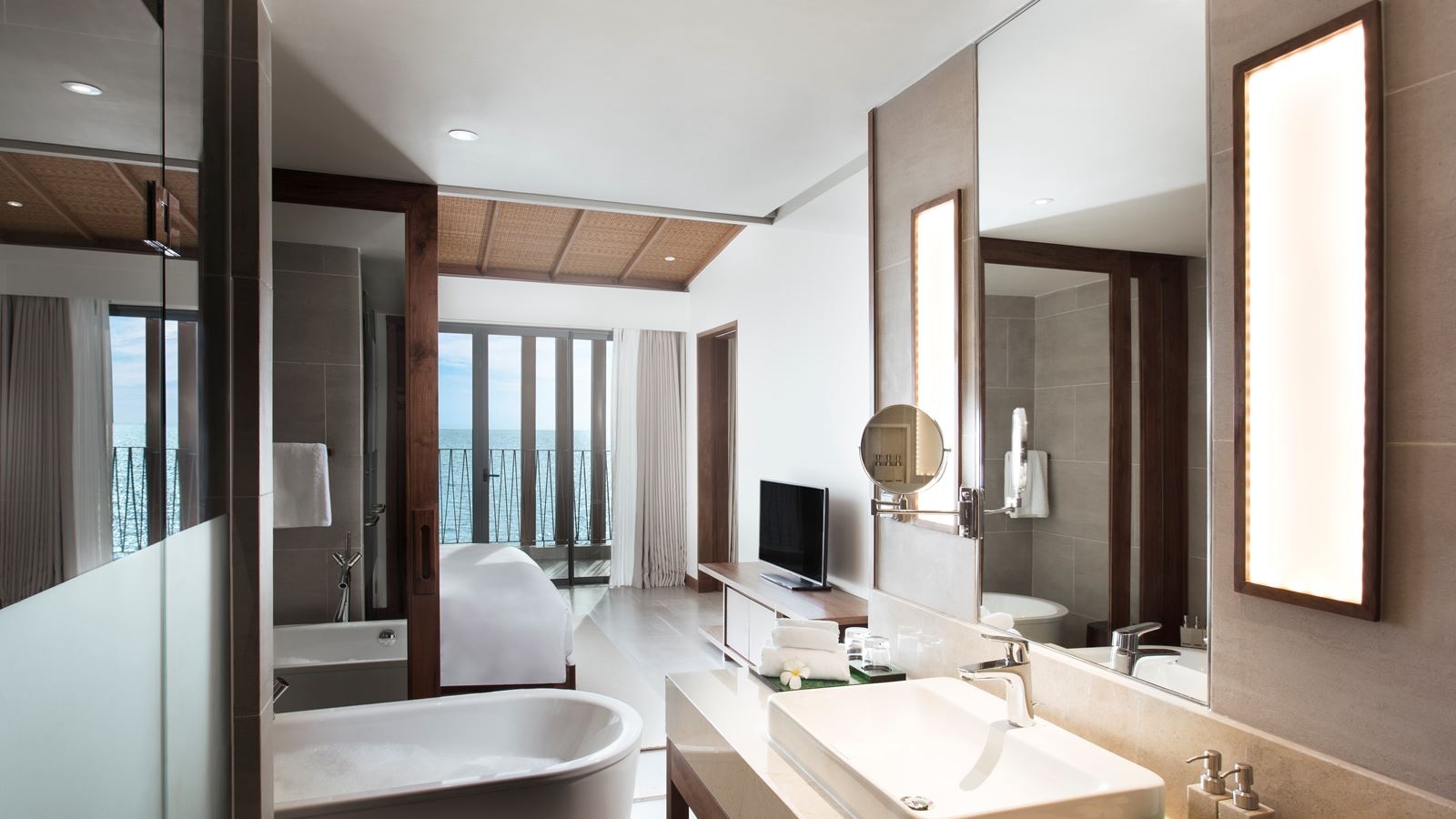 rooms-executive-suite-with-balcony