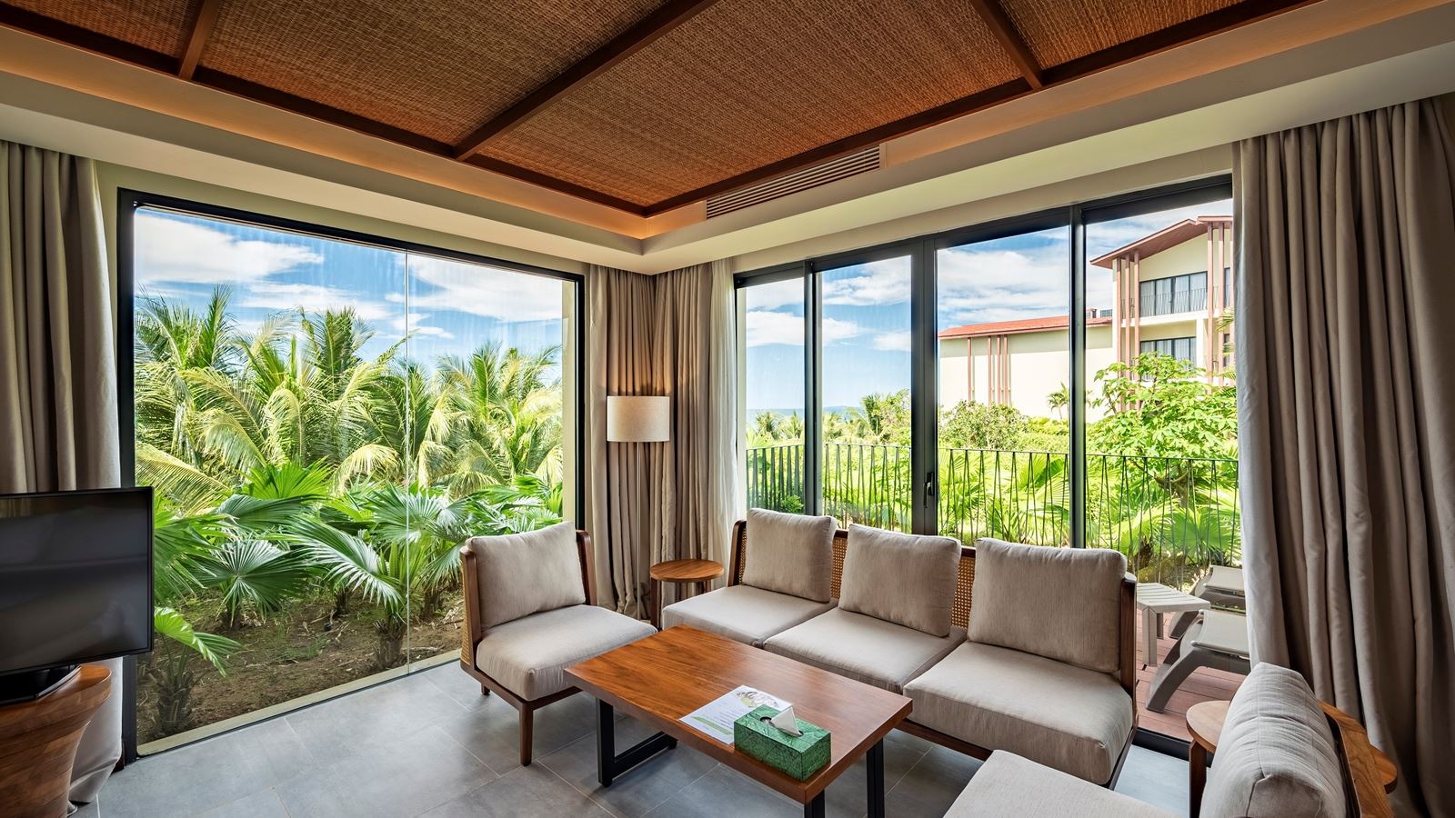 rooms-moonrise-suite-with-balcony