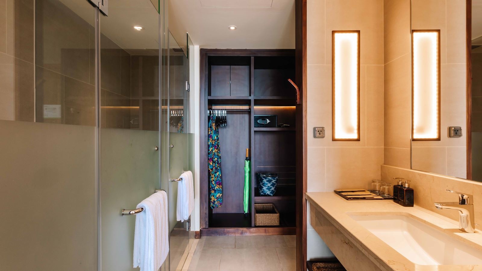 rooms-deluxe-ocean-view-with-balcony