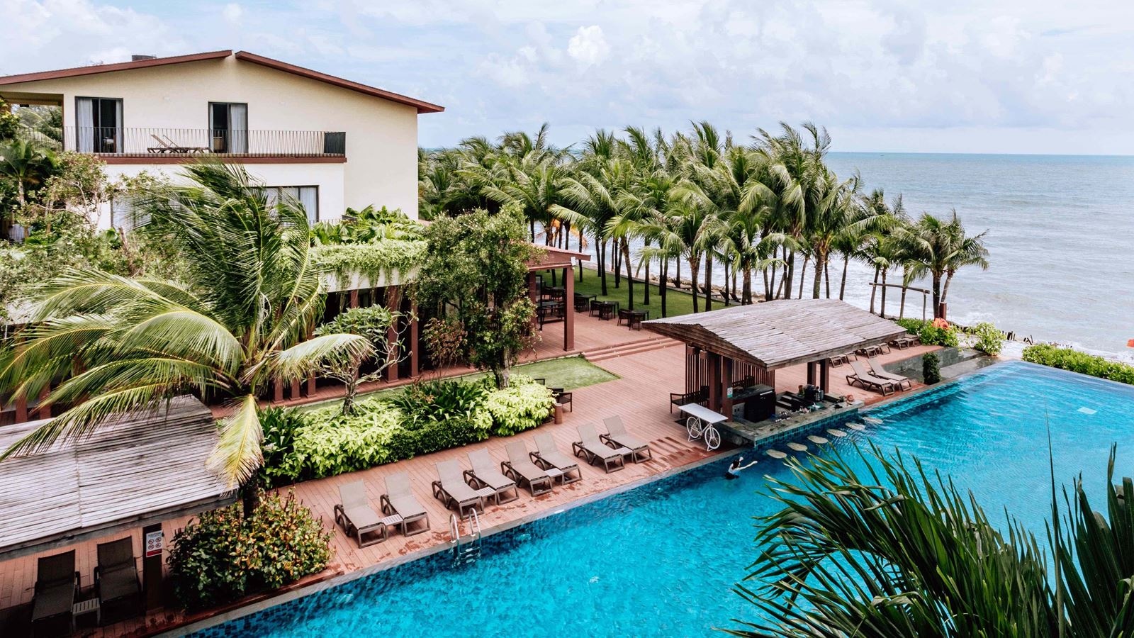 rooms-deluxe-pool-view