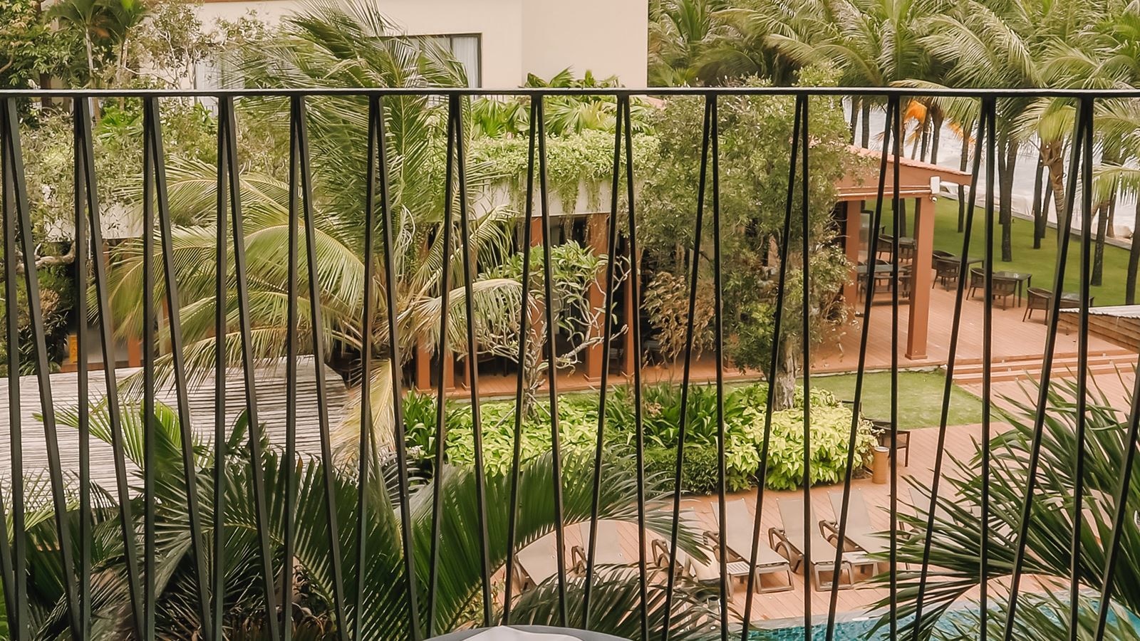 rooms-deluxe-pool-view