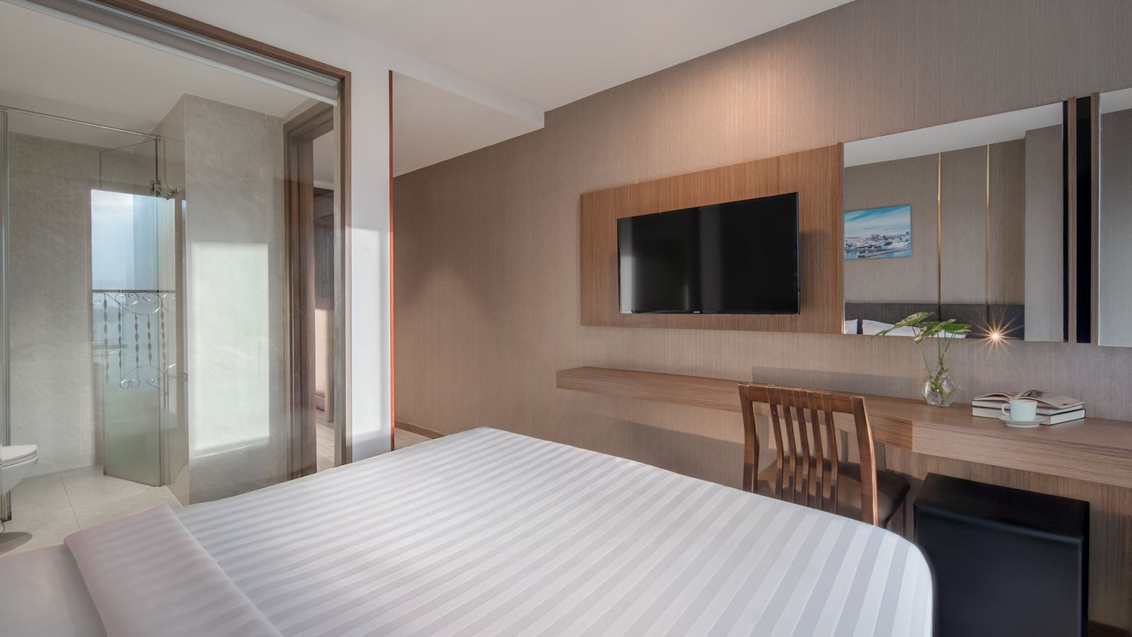 rooms-deluxe-city-view-with-balcony