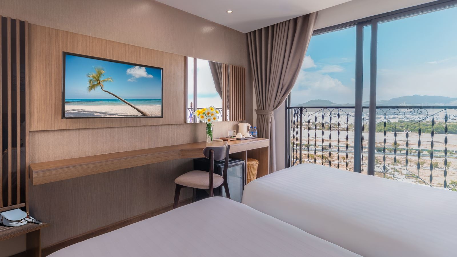 rooms-deluxe-city-view-with-balcony
