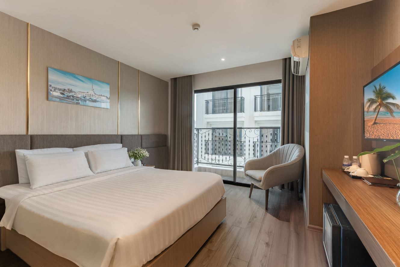 rooms-senior-double-city-view-with-balcony-child-without-extra-bed